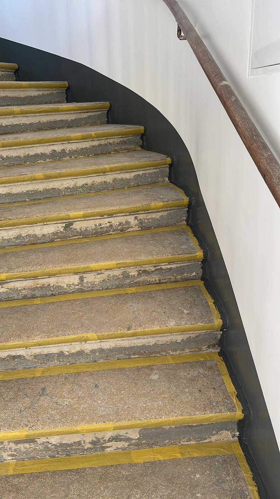 Stiegenhaus während der Aufarbeitung mit abgeklebten Stufen