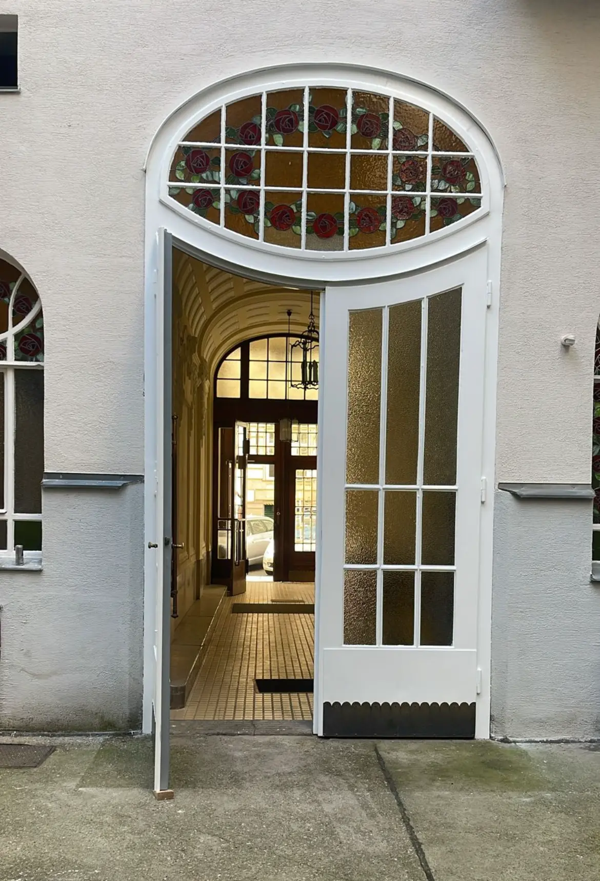 Historische Eingangstür nach der Aufarbeitung und Neulackierung