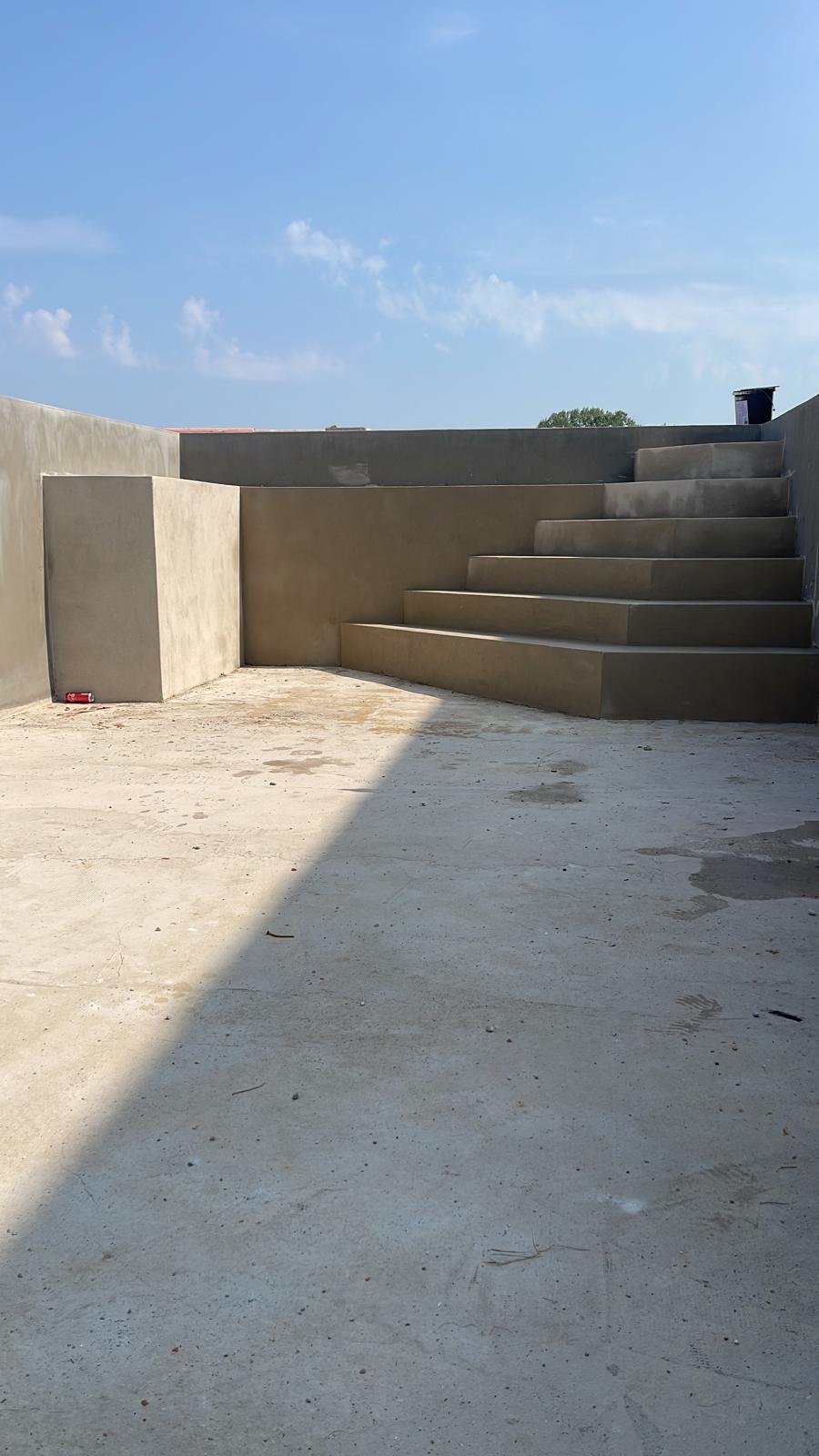 Poolbeschichtung mit mineralisch grauer Oberfläche und Treppe