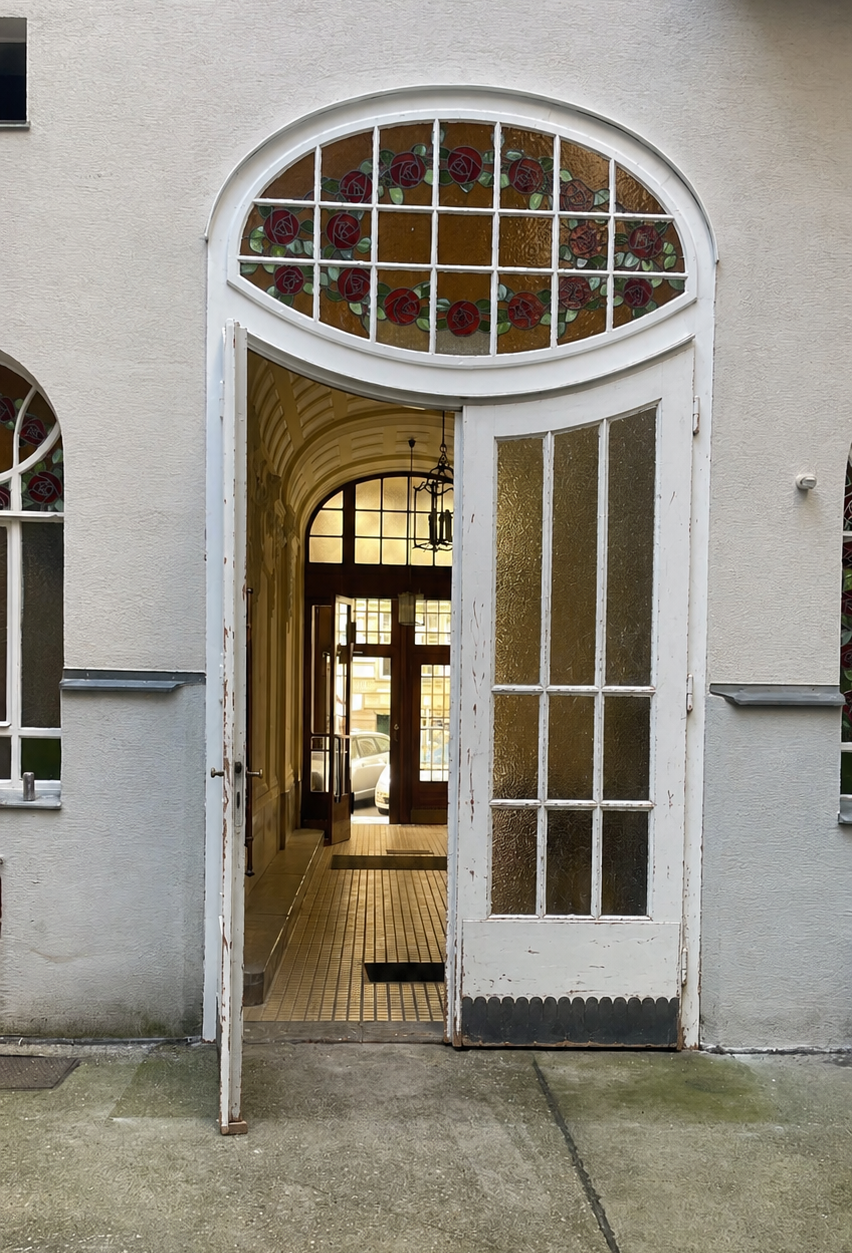 Historische Eingangstür vor der Aufarbeitung
